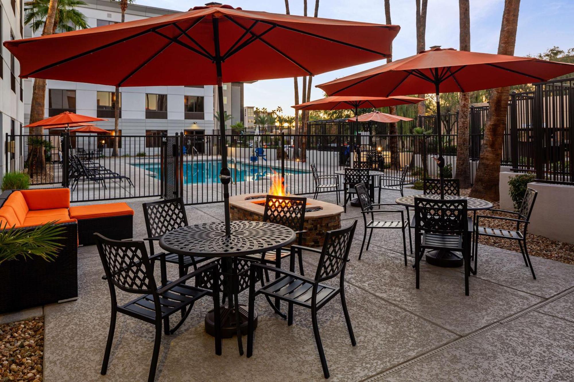 Hampton Inn Phoenix - Biltmore Экстерьер фото